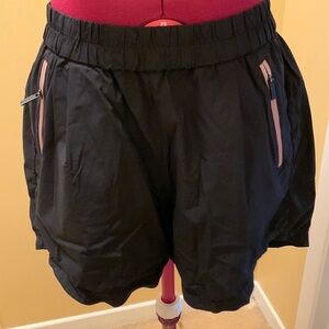 Titika Active Couture Shorts with contrasting zipper pockets